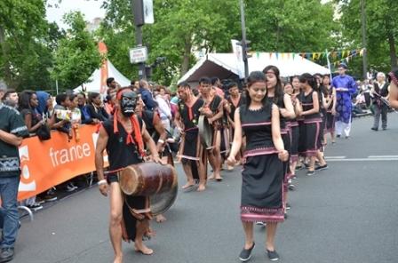 Les sons des gongs retentissent au Carnaval tropical de Paris
